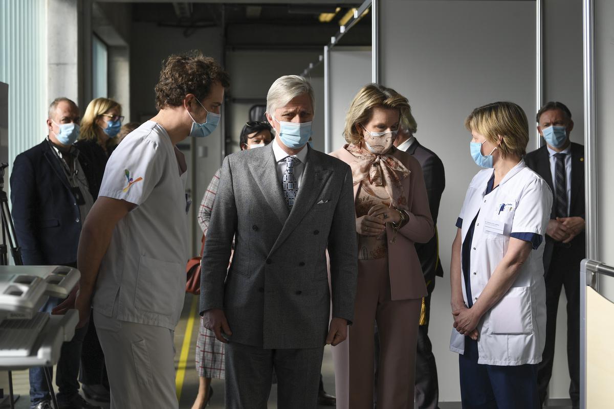 Koning Filip en koningin Mathilde krijgen uitleg op de spoedafdeling van het Jan Yperman Ziekenhuis©POOL FREDERIC SIERAKOWSKI BELGA