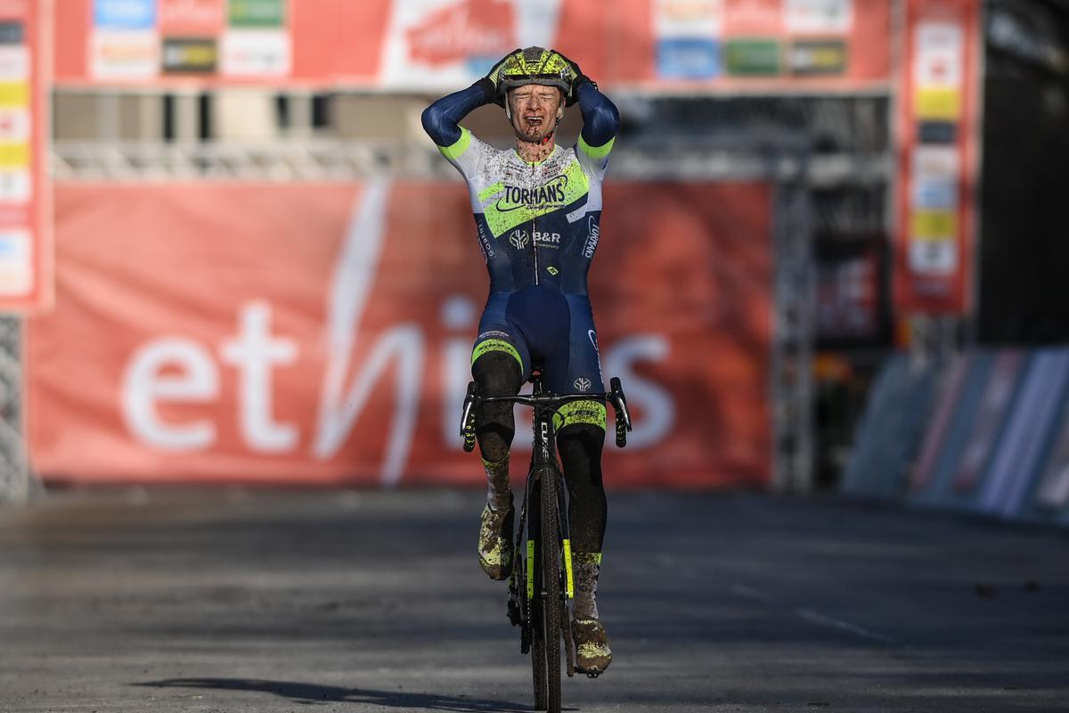 Quinten Hermans finisht als eerste tijdens de Meetjeslandcross in Eeklo.© BELGA