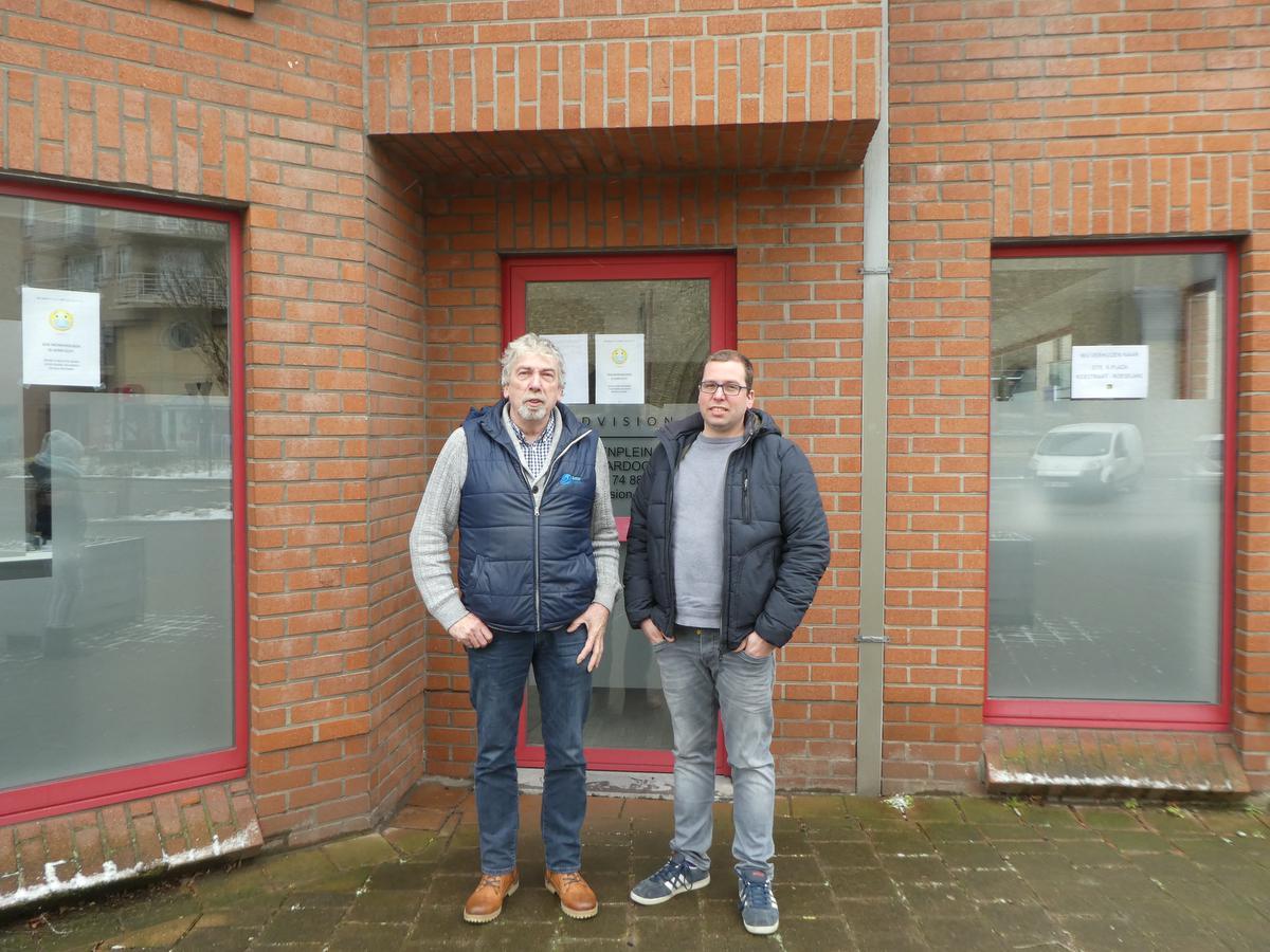 Stefaan en Pieter Cotteny openen volgende week hun nieuwe krantenzaak op het Polenplein. (foto JM)
