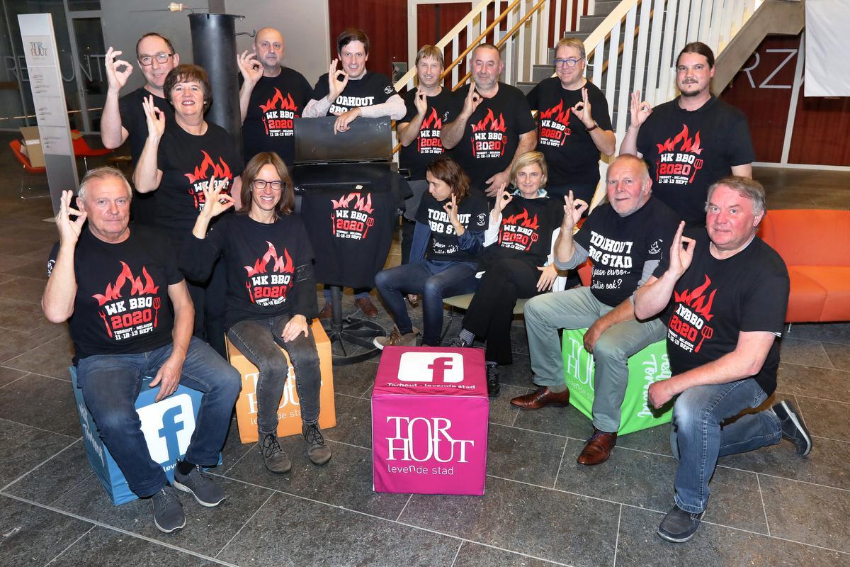 Delegaties van de stad en De Fielesoofen toen er van corona nog geen sprake was. Aanvankelijk zou het WK barbecue in september 2020 plaatshebben. Het wordt uiteindelijk twee jaar later.©Johan Sabbe