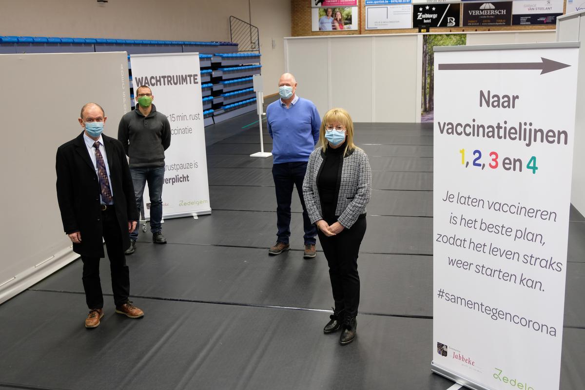 Het vaccinatiecentrum is klaar voor gebruik. Vooraan zien we Daniel Vanhessche en Annick Vermeulen en achteraan David Rubben en Gino Jonckheere.© BC