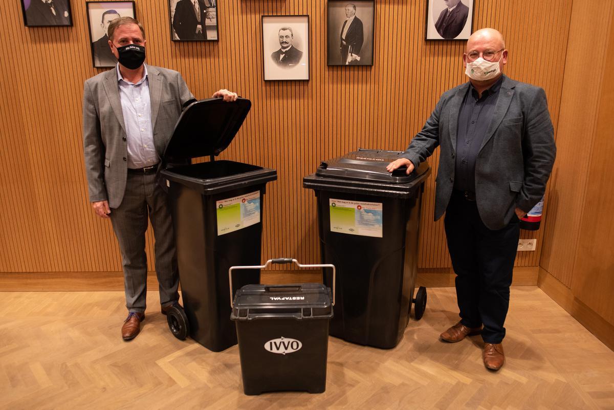 Burgemeester Christof Dejaegher en schepen Kris Notebaert bij de containers voor restafval.©MICHAEL DEPESTELE (MD)