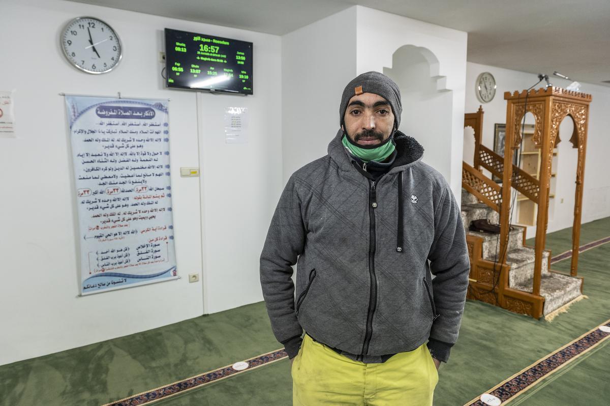 secretaris El Houcine Benomari in de moskee in de Spinnerstraat. (foto SB)©STEFAAN BEEL Stefaan Beel