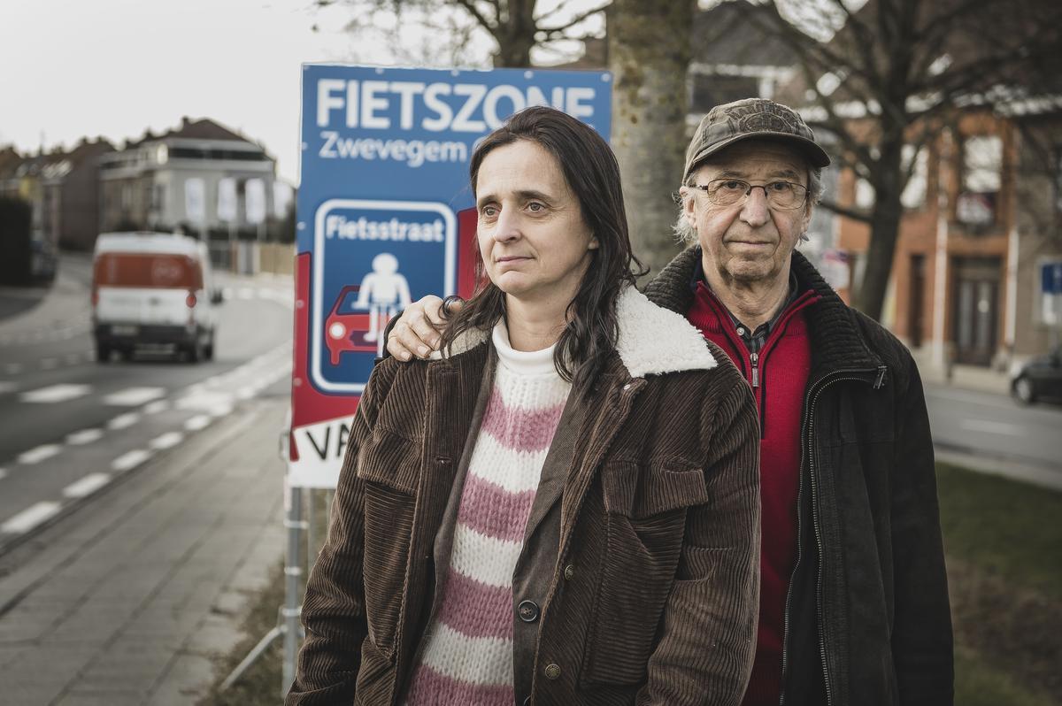 Wendy en Luc, de mama en opa van de betreurde Kato, bij de aankondiging van de fietszone in Zwevegem.© Olaf Verhaeghe