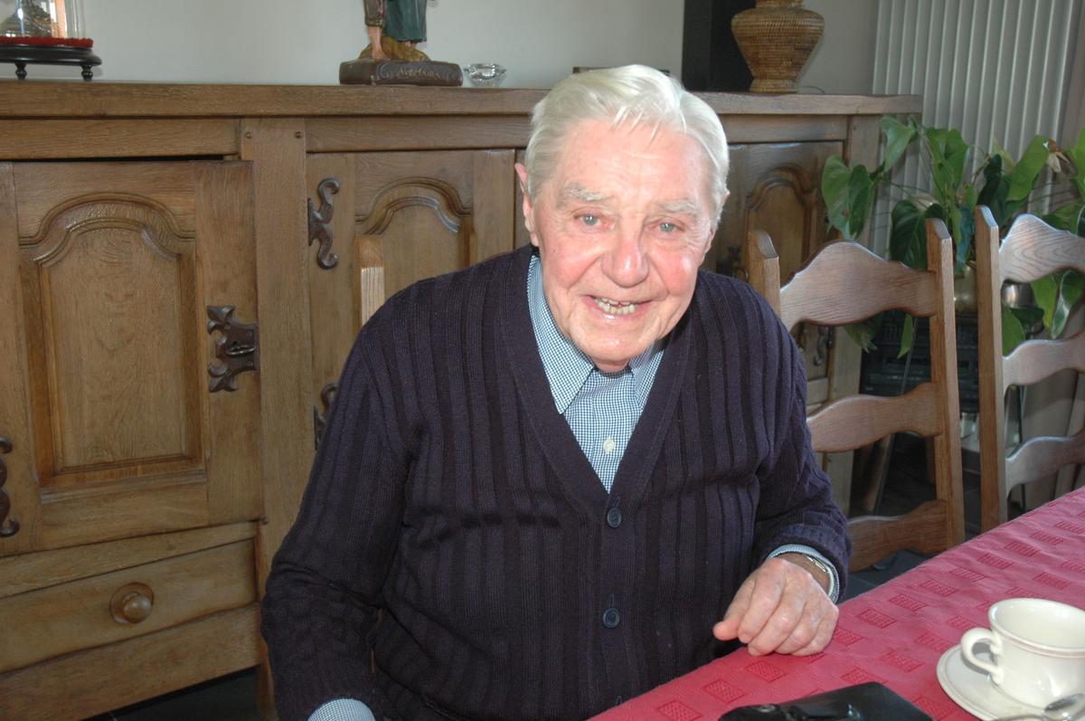 Daniel Verstraete is één van het fameuze lijstje van ereburgers. Daniel is afkomstig van de Ginste en was vele jaren bisschop in het Zuid-Afrikaanse Klerksdorf. Hij is tot op vandaag trouwens de enige bisschop die Oostrozebeke ooit had. (foto CLY)