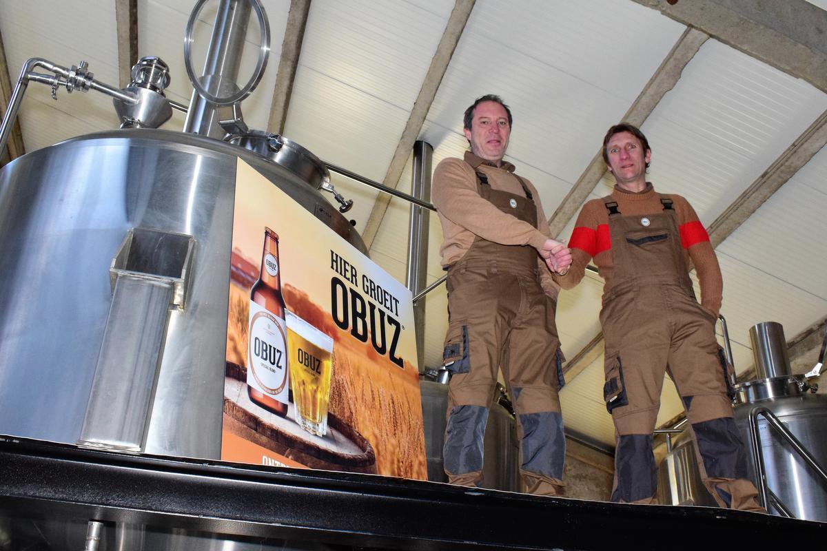 Henk Lemaire en Stef Dejonghe in hun gloednieuwe brouwerij op het domein van Waterfields in Passendale. (foto ZB)©zenon bekaert beselare