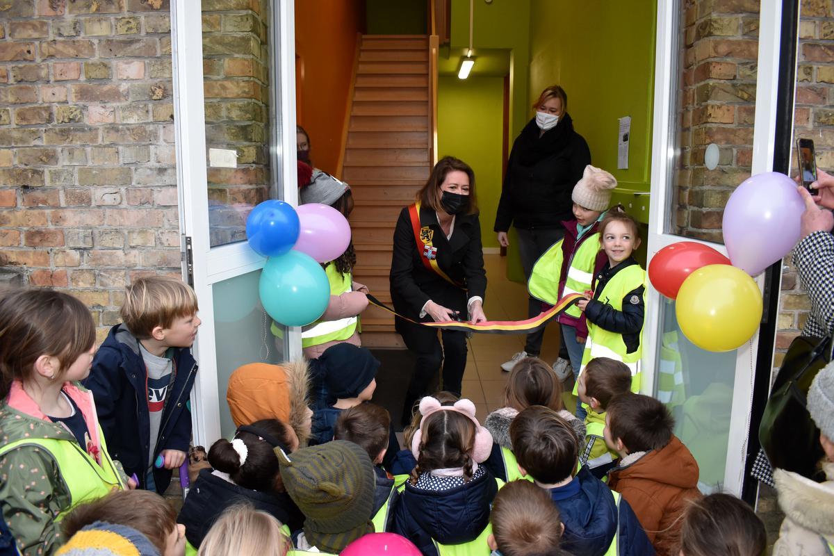 Burgemeester Emmily Talpe knipte het lint naar de nieuwe lokalen door.© EG