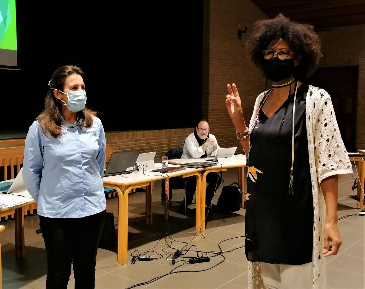 Isabelle Verlodt legde de eed af bij gemeenteraadsvoorzitter Anja Pilet, onder het waakzame oog van burgemeester Peter Roose©MYRIAM VAN DEN PUTTE MVO