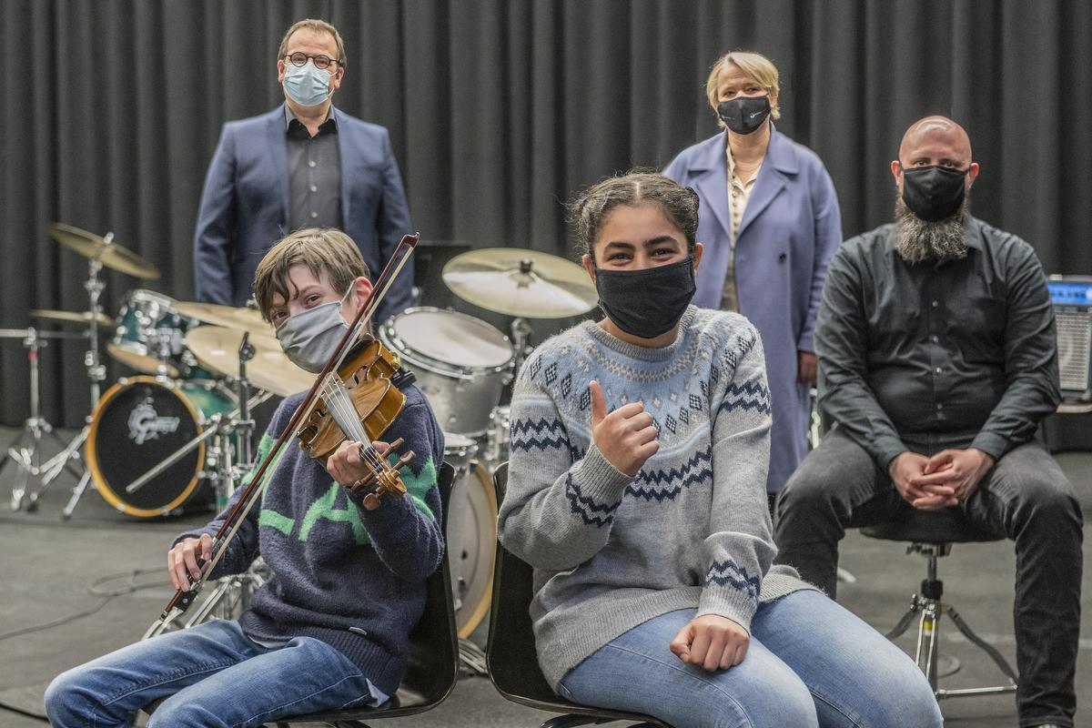 Studenten van de STAP laten zich een maand lang sponsoren om te oefenen. We zien vooraan de twee gezichten van de campagne Arthur en Nada, achteraan: directeur STAP Dirk Lievens, schepen Nathalie Muylle en coördinerend directeur stedelijk onderwijs Bert De Smet.© Stefaan Beel