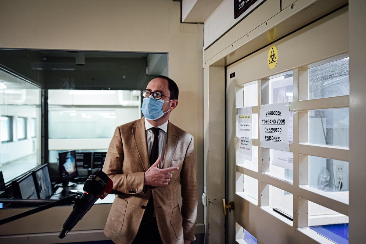 Minister van Justitie Vincent Van Quickenborne tijdens zijn bezoek aan de gevangenis van Brugge deze week. Hij loofde er het personeel dat werkt op de covidafdeling, maar zij zijn zeer ontevreden over de situatie daar. (gf)