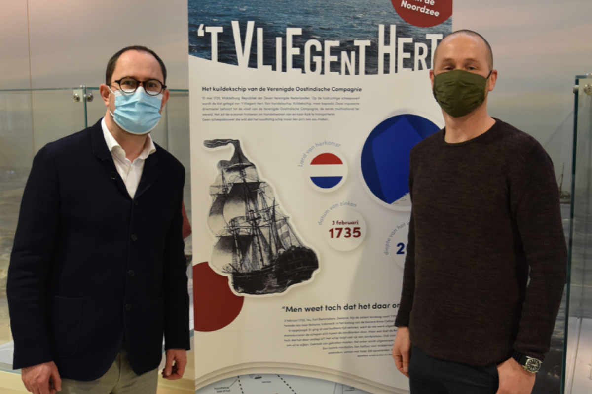 Minister van de Noordzee Van Quickenborne (links) met Sven Van Haelst, maritiem archeoloog bij het VLIZ.© gf