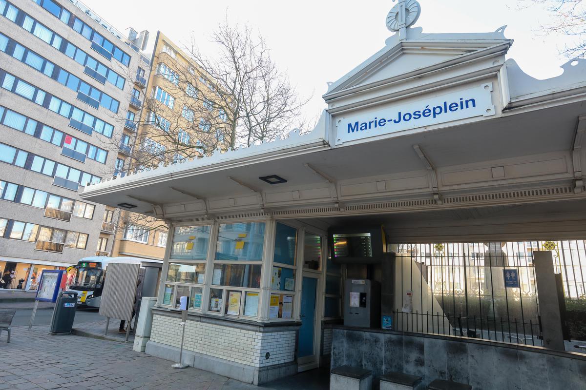 De Lijnwinkel aan het Marie-Joséplein in Oostende. De Lijn overweegt om enkele Lijnwinkels aan de kust te sluiten, maar er is nog niets beslist, ook niet over welke vestigingen het gaat.©Peter MAENHOUDT