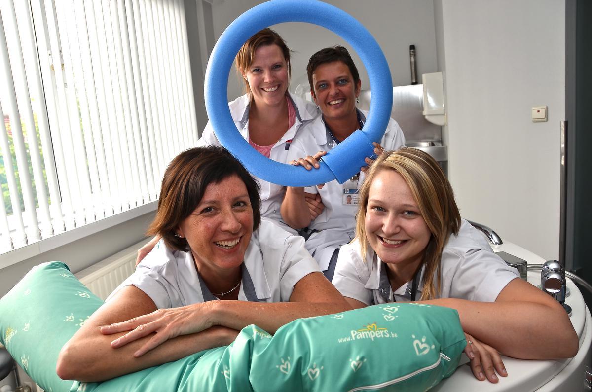 Er werden extra vroedvrouwen opgetrommeld om alle bevallende vrouwen te kunnen begeleiden. Hoofdvroedvrouw Heidi Loyson staat rechts achteraan. Deze foto werd genomen voor de coronapandemie.©MAXIME PETIT Maxime Petit