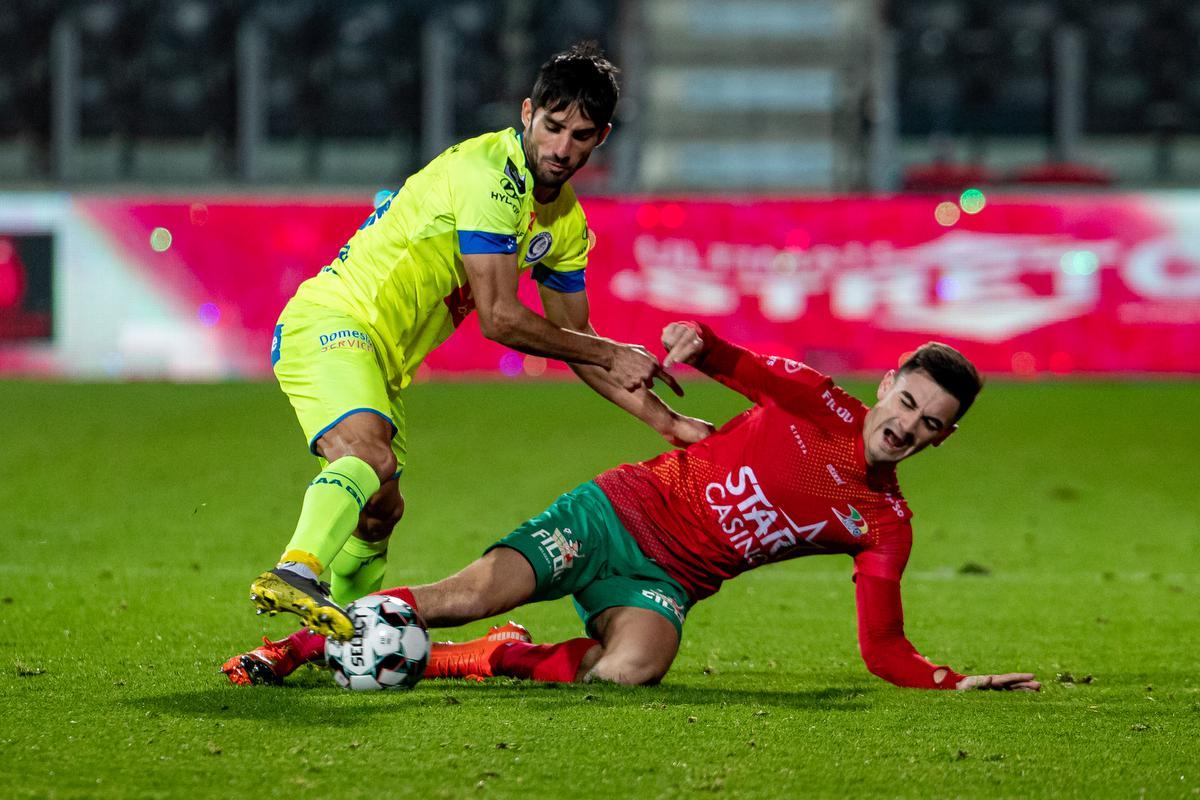 Jelle Bataille (rechts) ontfutstelt Milad Mohammadi van AA Gent de bal. Zijn grinta is een van zijn troeven.© Belga
