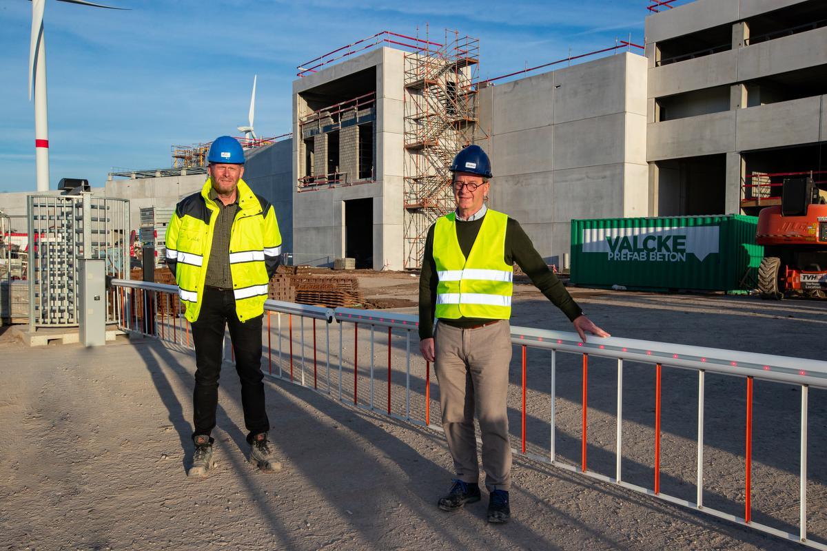 Cor Koole (links) en Philippe Debruyne voor de nieuwe fabriek in Poperinge. Jan De Zutter ontrbreekt op de foto.© Kurt
