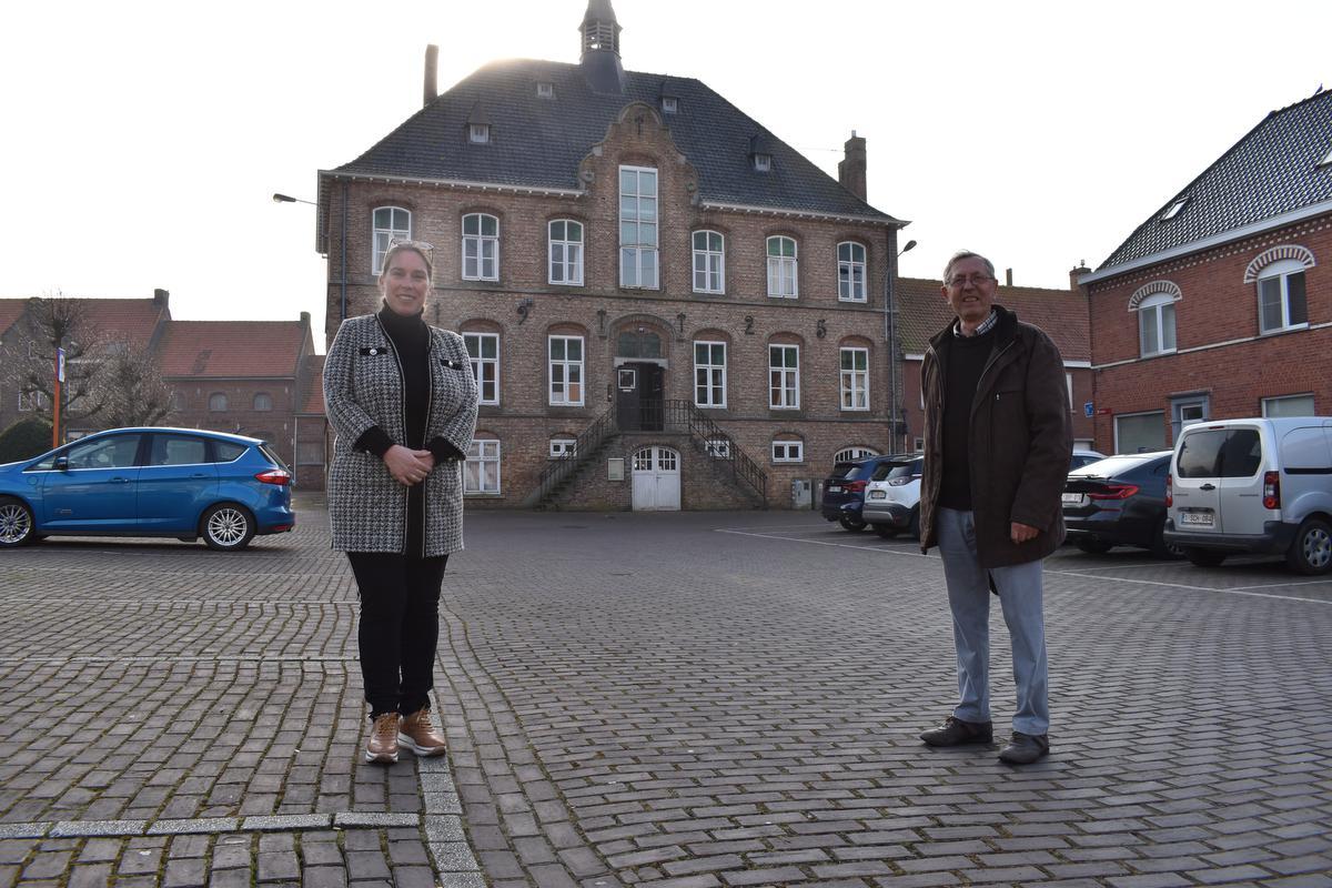 Katrien Desomer en Georges Smagghe voor het oud gemeentehuis in Boezinge.© TOGH