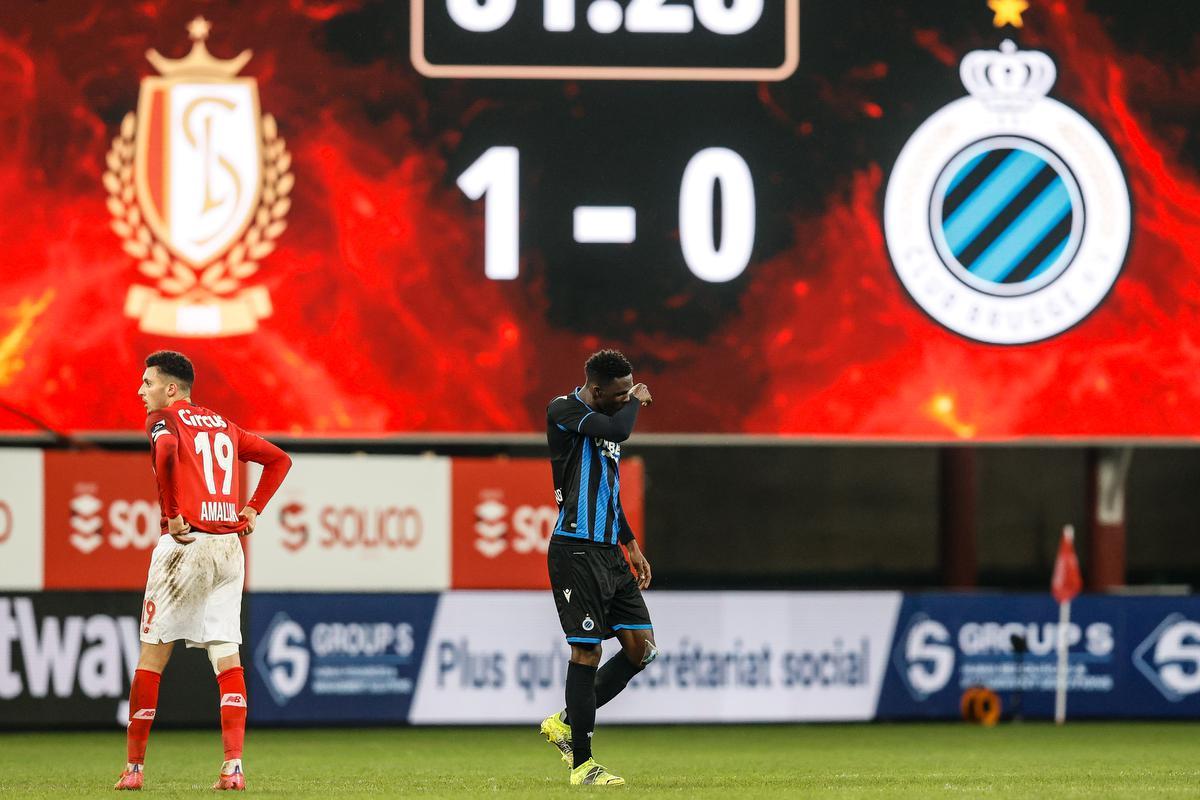 Odilon Kossounou moet het veld verlaten na een rode kaart.©BRUNO FAHY BELGA