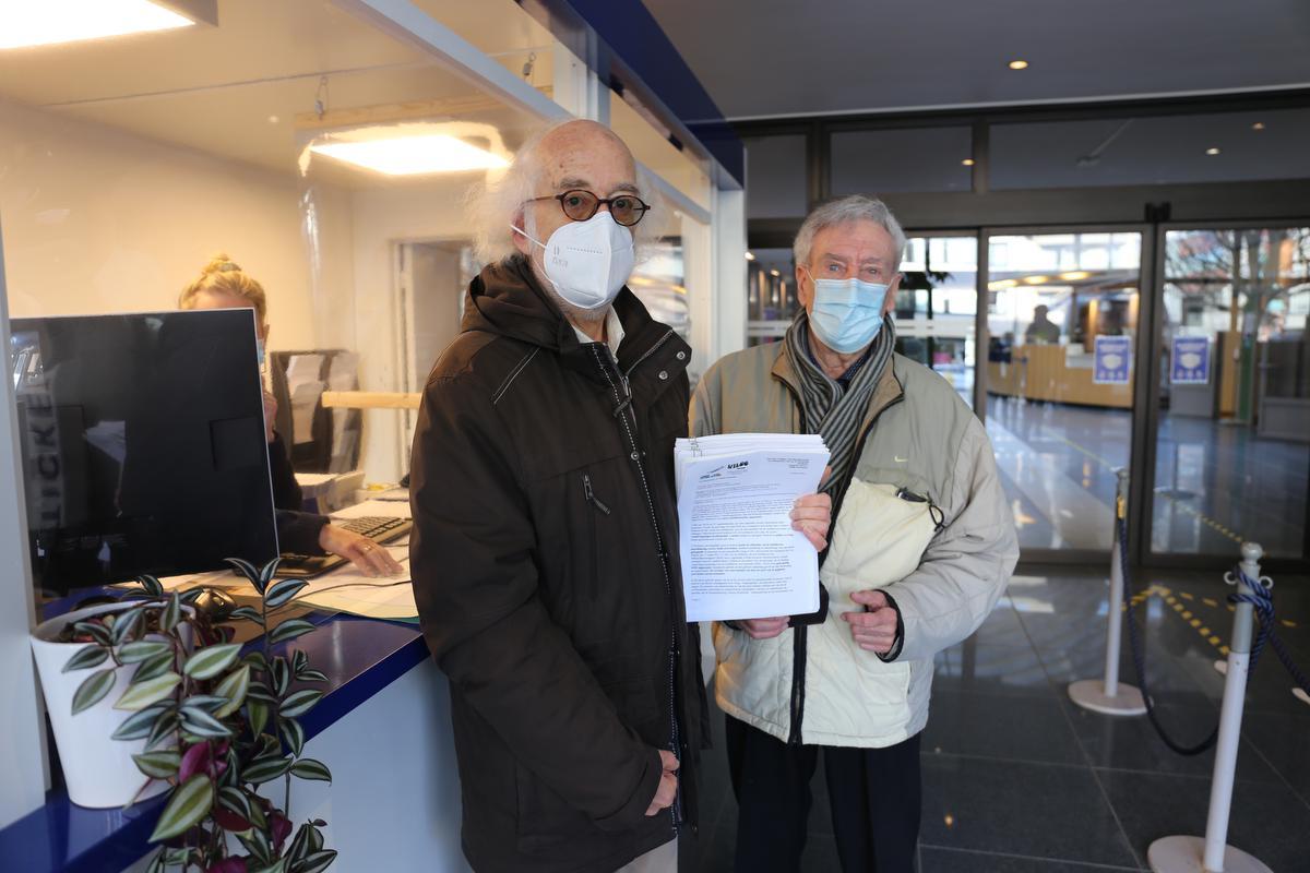 Jacques Denecker en Marcel Heintjens van Wiloo geven de bezwaarschriften af in het stadhuis.© GLO