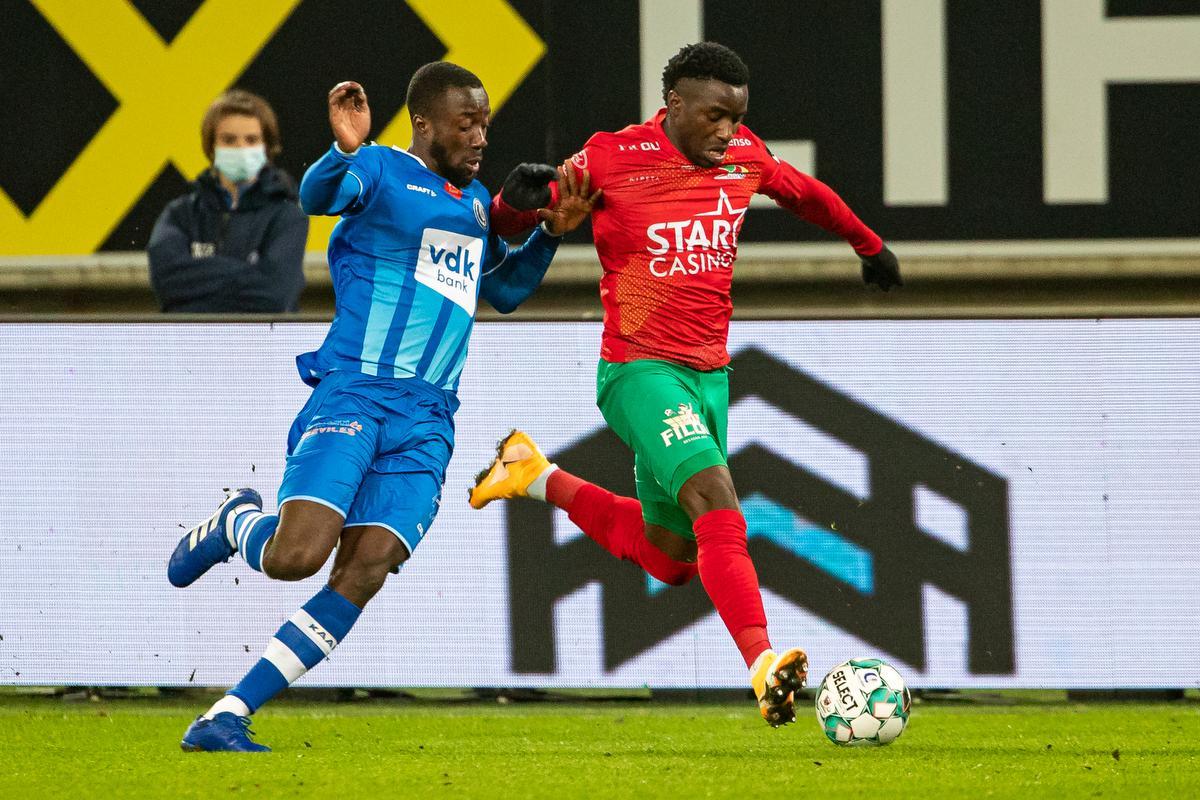 Fashion Junior Sakala en Elisha Owusu in een duel voor de bal.©KURT DESPLENTER BELGA