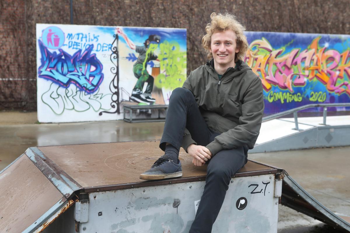 Lars, zelf een skater, zal als jeugdwerker geregeld op en om het Torhoutse skatepark te vinden zijn.©Johan Sabbe