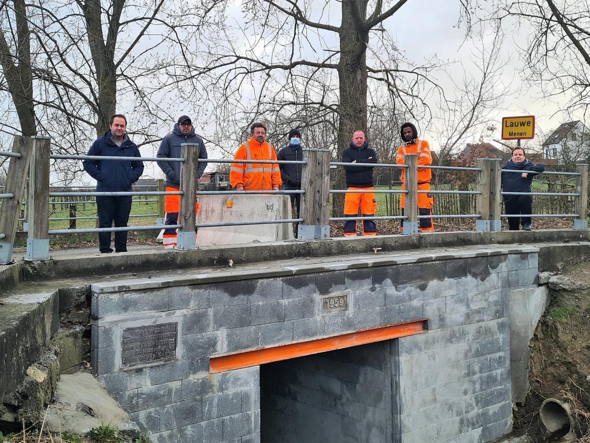 Het brugje tussen Lauwe-Rekkem en Menen word hersteld. Op de foto zie je de werknemers van de stad Menen die zich onder het goedkeurend oog van Schepen Patrick Roose klaar maken om de werken aan te vatten.© wilfried Ossieur