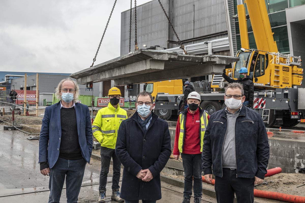 Jan Tyvaert, Dries Becelaere, Henk Kindt, Johan Clarysse en Koen Van Overberghe bij de eerste nieuwe weegbrug die dinsdag geplaatst werd.© Stefaan Beel