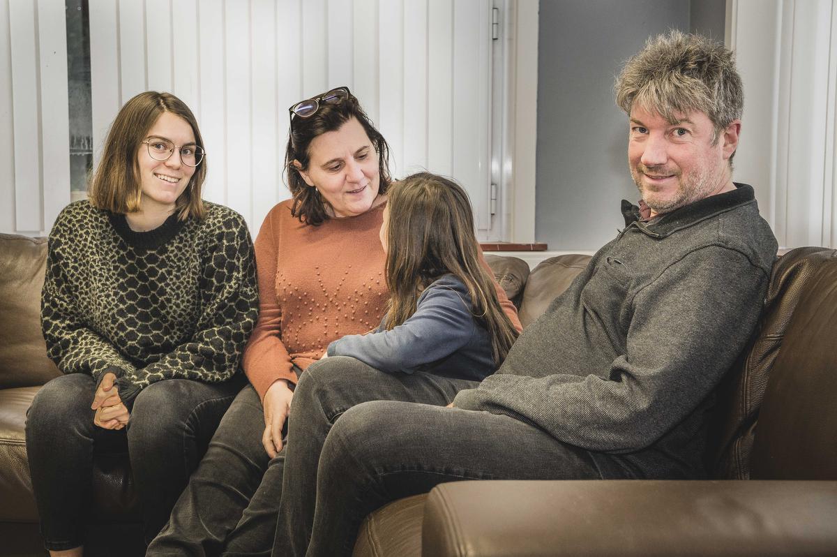 Vijf eigen kinderen en twintig pleegkinderen de voorbije jaren: welkom in het gezin van Nathalie en Henk.© Olaf Verhaeghe