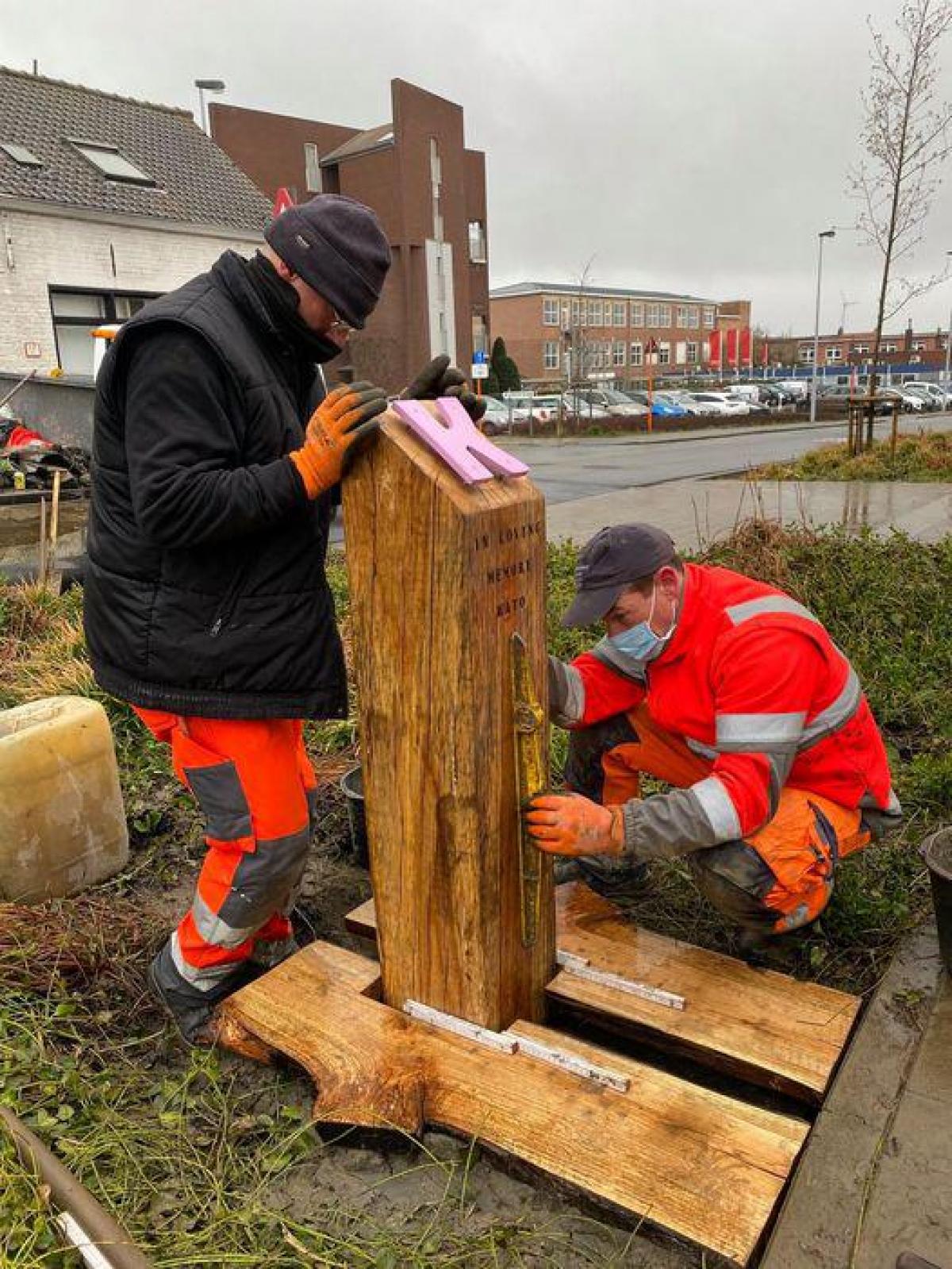 Medewerkers van de gemeente Zwevegem plaatsten woensdagmiddag het gedenkteken ter ere van Kato Vandenbogaerde.© gf