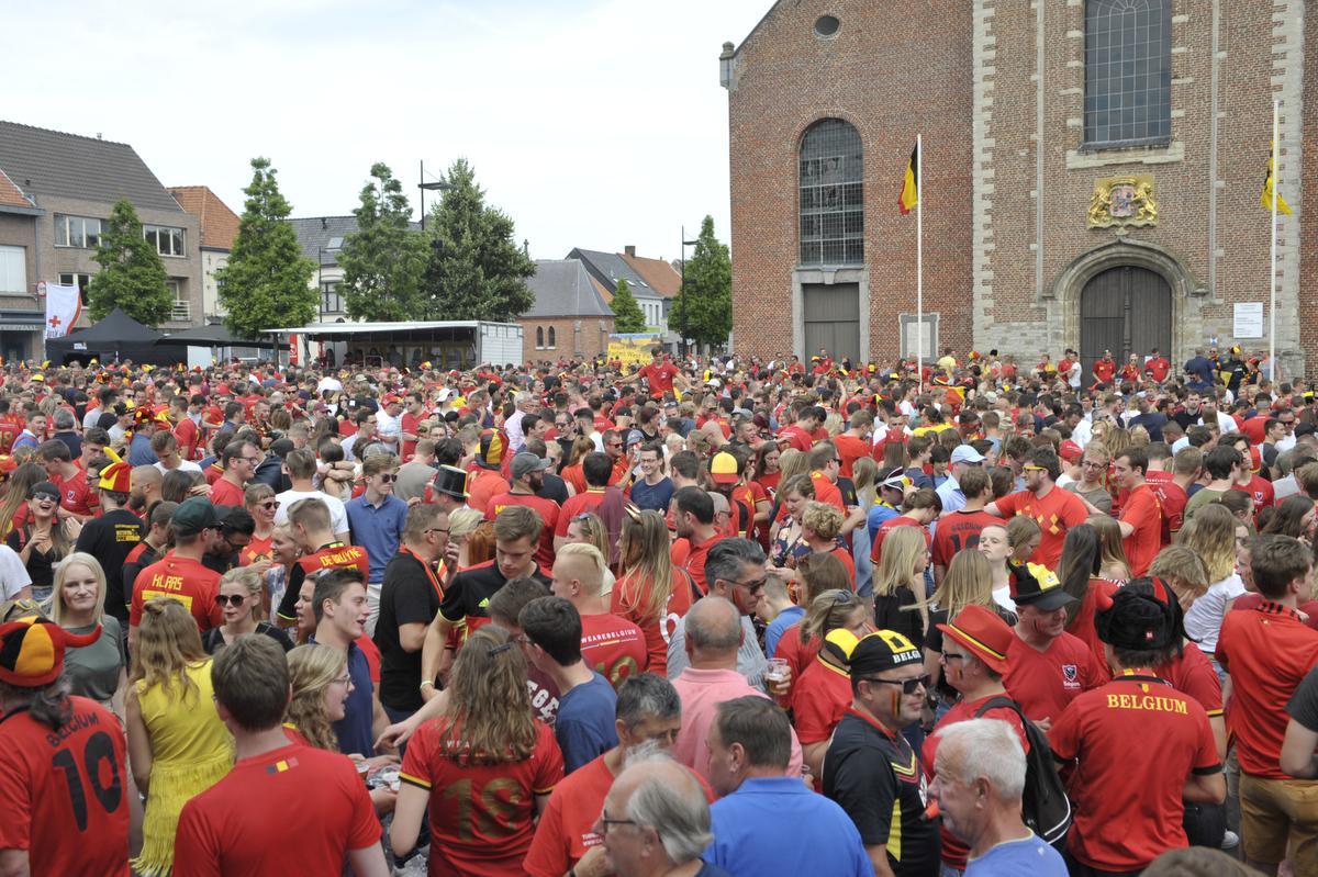 De voorbije jaren groeide het Marktplein van Ingelmunster uit tot dé hotspot in de regio om de Rode Duivels aan te moedigen. Dit jaar lijkt het ook hier erg stil te blijven.©PATRICK DEPYPERE
