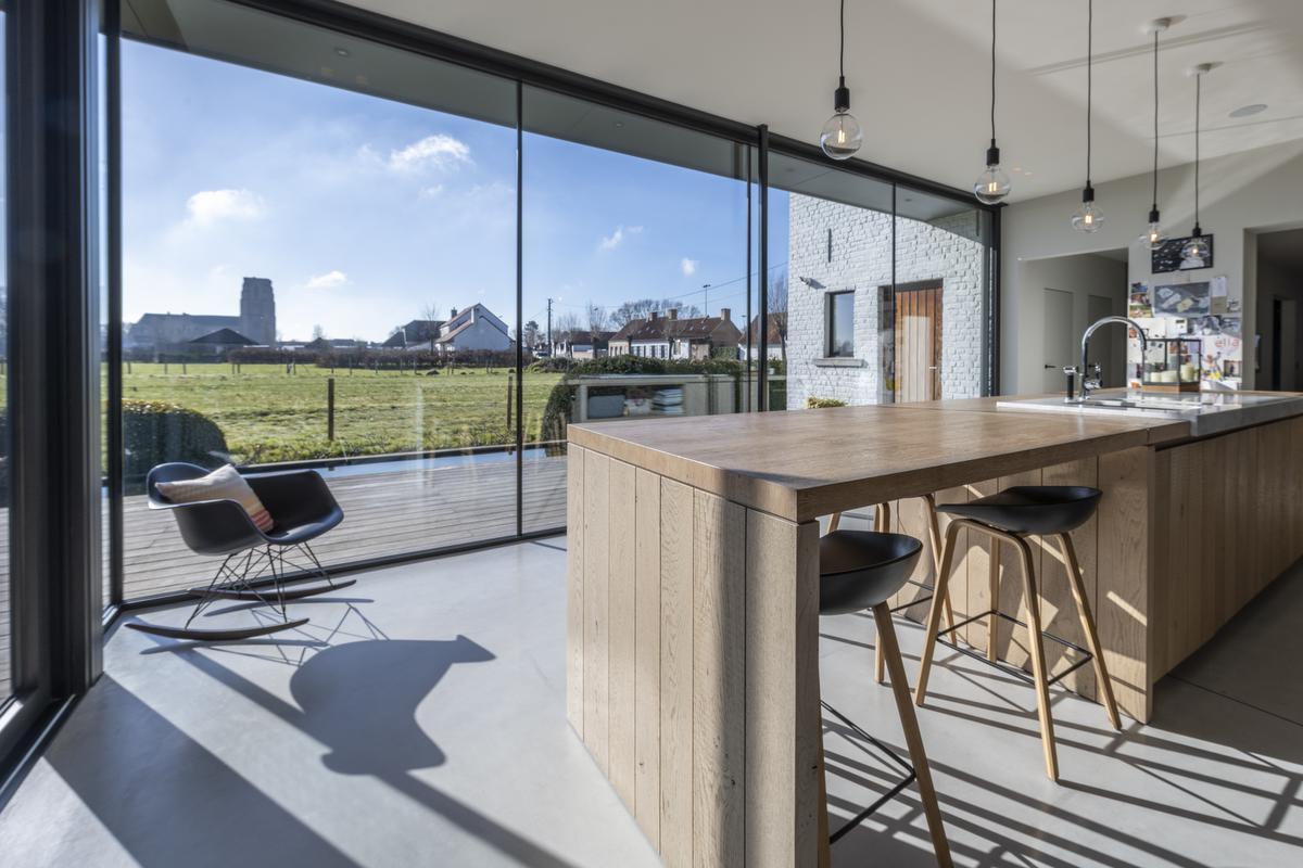 Aan het keukeneiland vinden bewoners en gasten een zitje met subliem uitzicht op Lissewege.©Pieter Clicteur