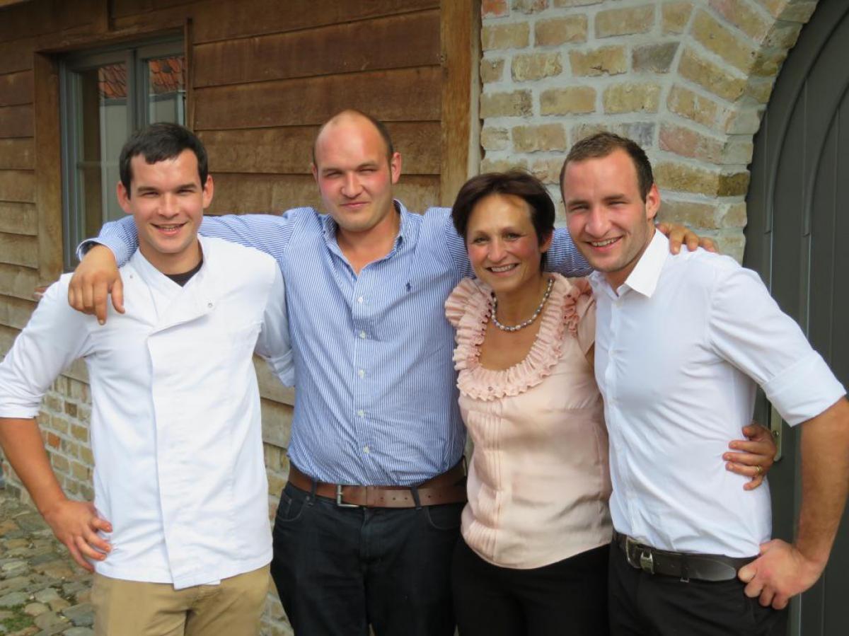 Annick Van Dame omringd door haar drie zonen : Arno, Angelo en Laurenz. (foto gf)
