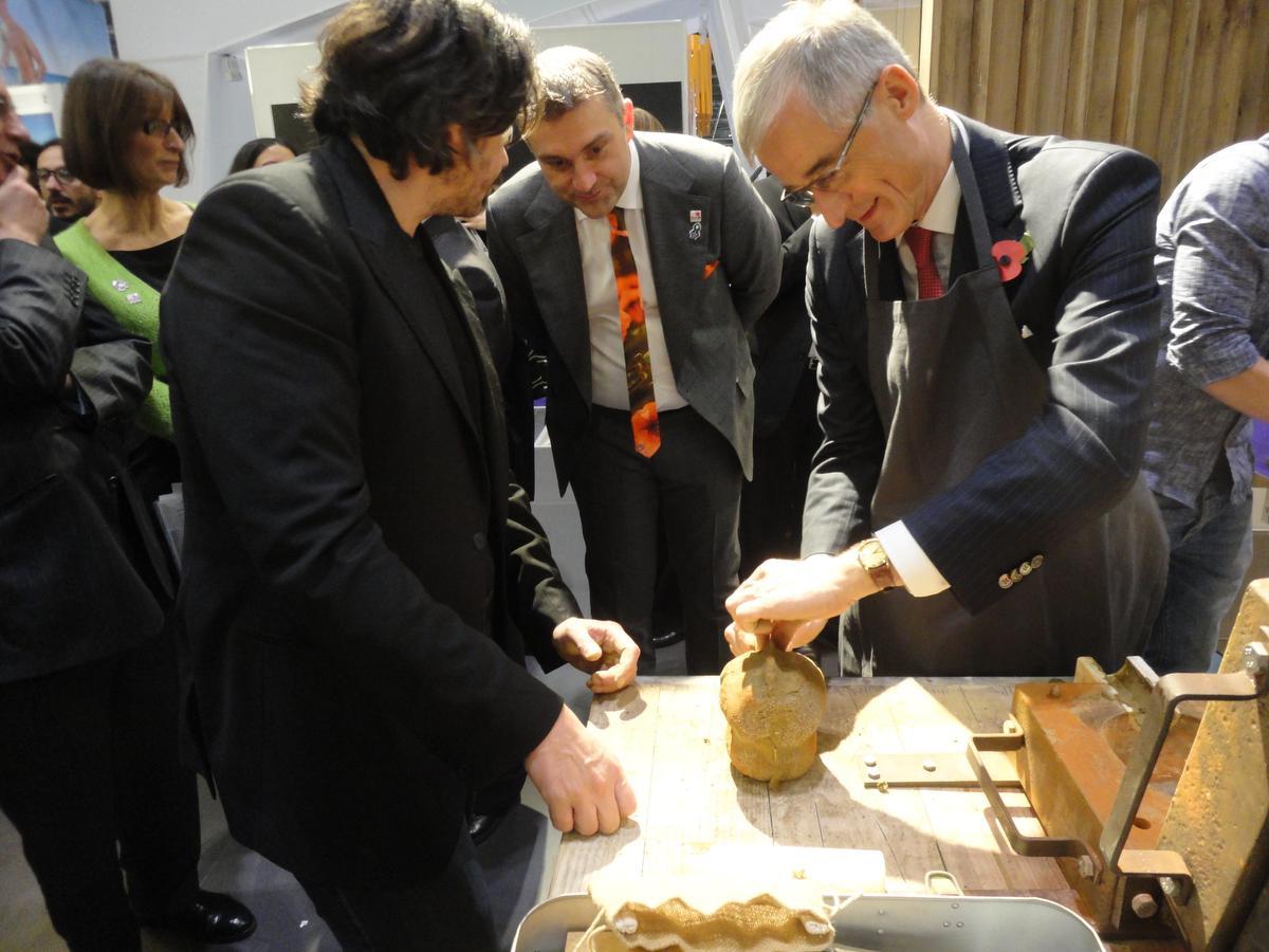 Onder het oog van kunstenaar Koen Van Mechelen en de topman van Toerisme Vlaanderen maakte minister-president Geert Bourgeois in Londen het eerste officiële beeldje van de 600.000 die later in De Palingbeek zouden worden geïnstalleerd.