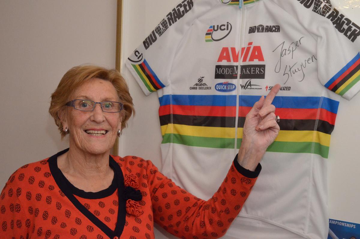 Oma Rosette Duvillier bij de wereldkampioenentrui van Jasper Stuyven die hij behaalde bij de junioren.© a-BRU