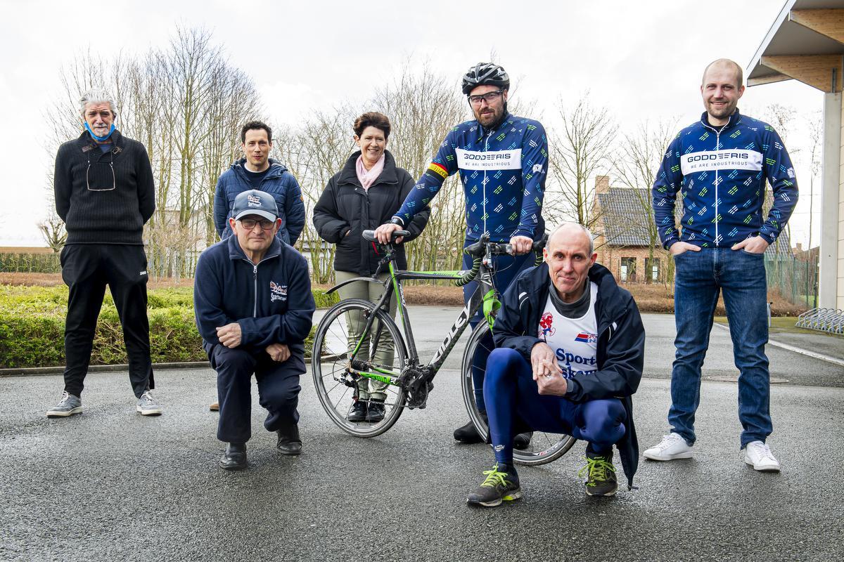 Staand van links naar rechts: Joris Vandewynckele, Tom Vanelslander, schepen van sport Terry Callens, Giovanni Debruyne, Pascal Calleeuw. Vooraan van links naar rechts: Dany Vanhalewyn en Kurt Vanthomme.© foto JC