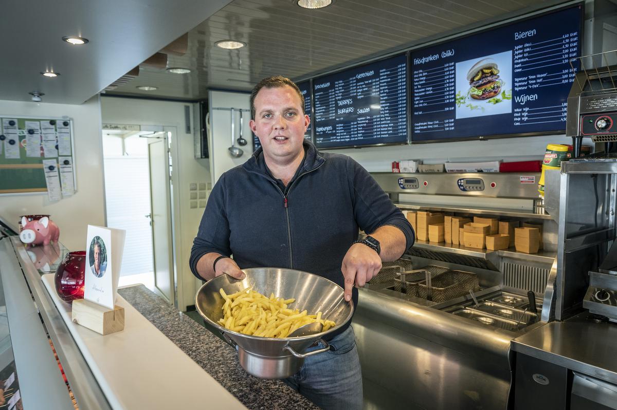 Thomas ‘Derry’ Deryckere aan het werk in zijn frituur: “Momenteel zijn we samen met de stad aan het bekijken wat de mogelijkheden zijn op de site, maar ik droom van een wegrestaurant.” (foto SB)©STEFAAN BEEL Stefaan Beel