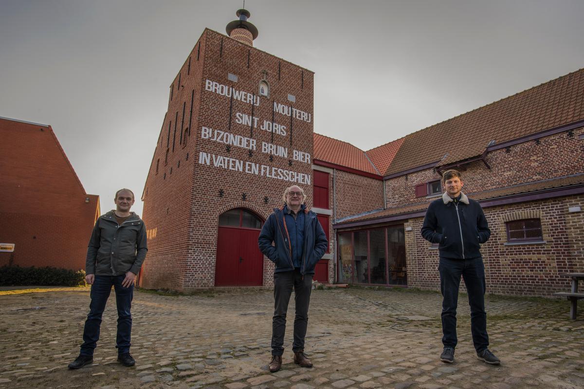 Günther Goudeseune, Wim Chielens en Jan Decorte aan de mouterijtoren.© Michael Depestele