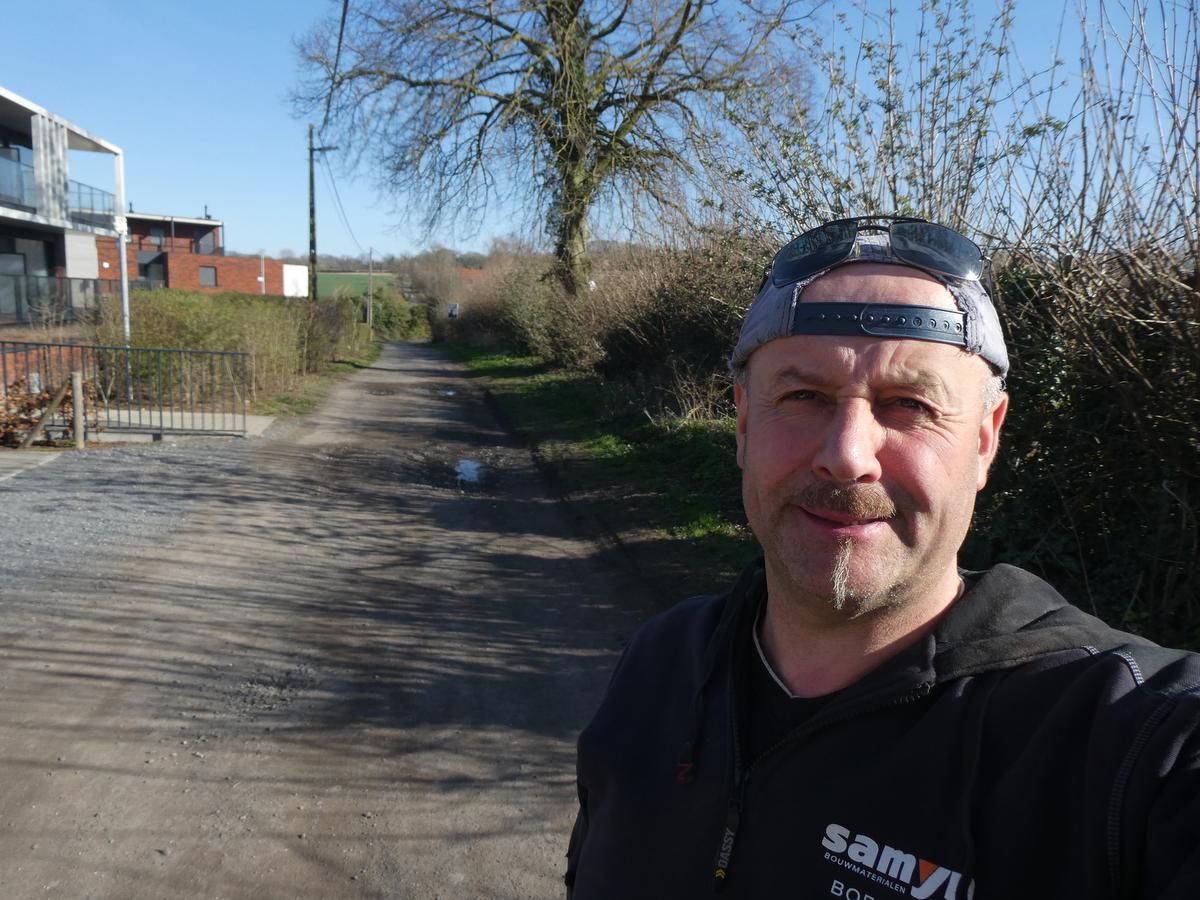 Schepen Dirk Baekelandt (Gemeentebelangen) in de Hellegatstraat.©Eric Flamand
