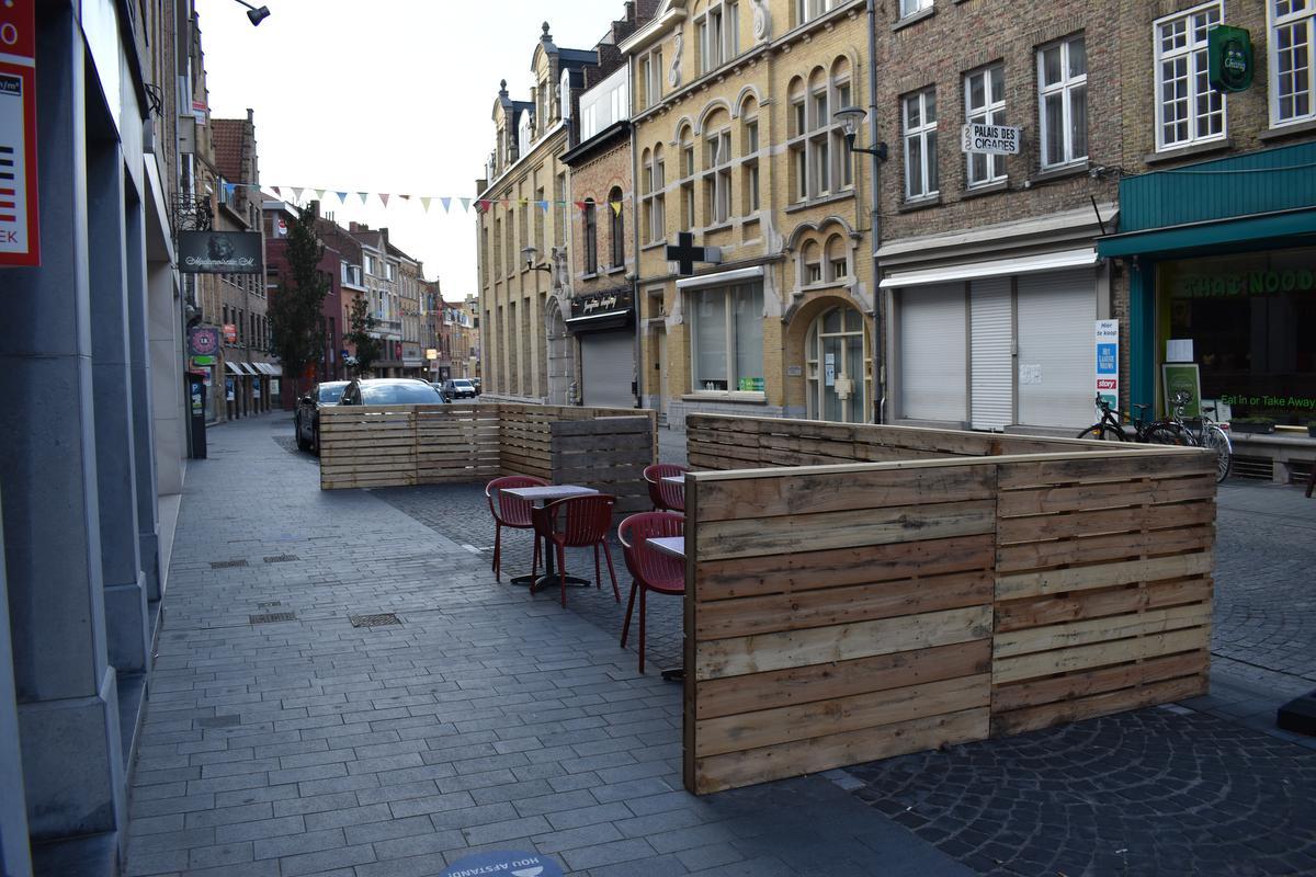 De afbakening met paletten zoals hier in de Diksmuidestraat vorig jaar is niet meer toegelaten. (Foto TOGH)