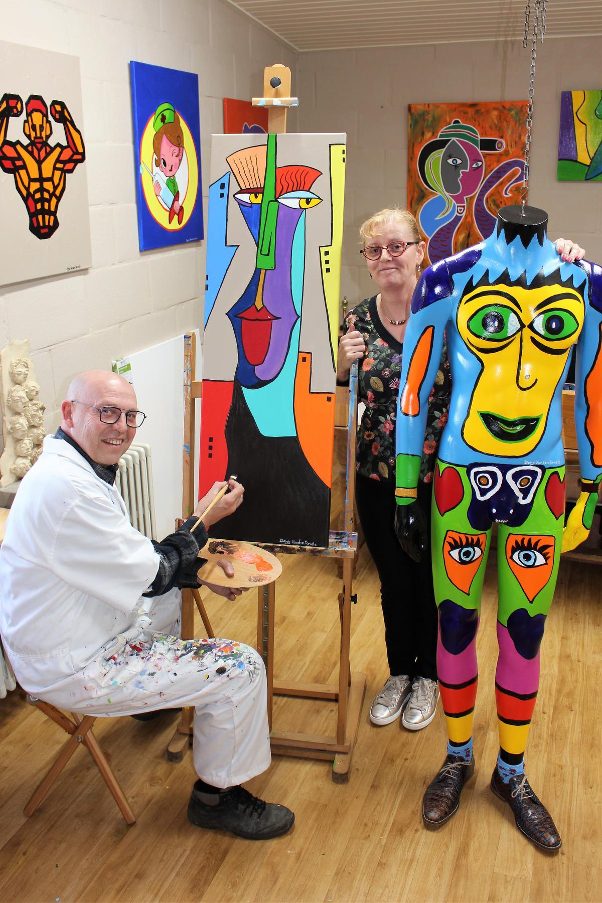 Dany Vanden Broele, die met echtgenote Katleen Inghelbrecht Spijshuis Godelieve in Gistel uitbaat, herontdekte de geneugten van het schilderen.©Laurette Ingelbrecht