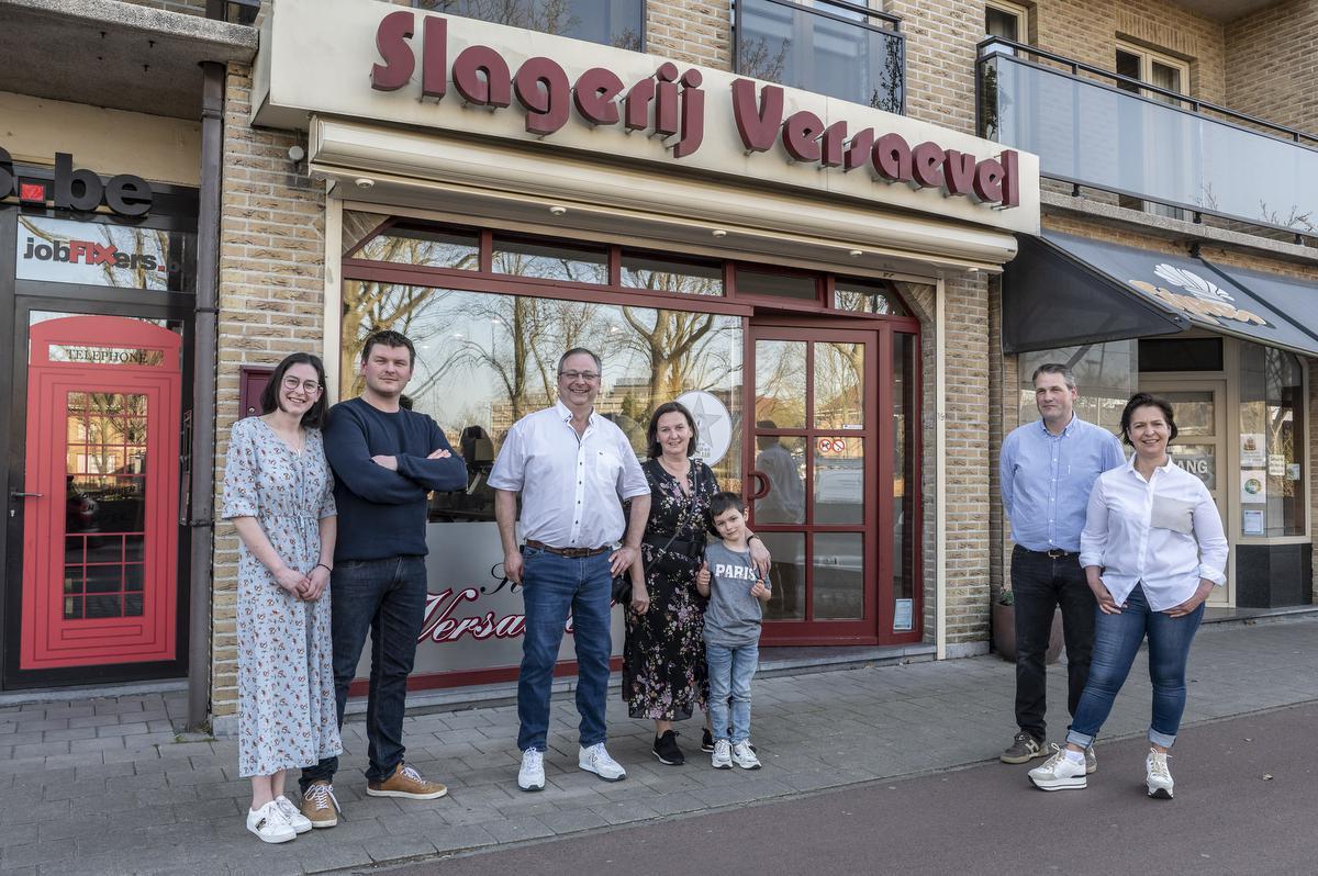 Chloé Vandekerkhove en Maarten Dejonckheere, Didier Vandekerkhove en Mildred Devos met kleinzoon Arthur (kleindochter Amélie ontbreekt) nemen de slagerij van Kurt Versaevel en Ann Bruynooghe over.© Stefaan Beel