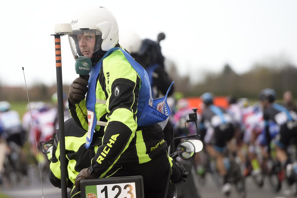 Renaat Schotte en Marnik Vansevenant vormen een onafscheidelijk duo op de moto: “Samen zijn we al heel vaak op pad geweest en dat is telkens magnifiek. Twee echte koersdieren!” (foto Bart-Belga)©YORICK JANSENS BELGA