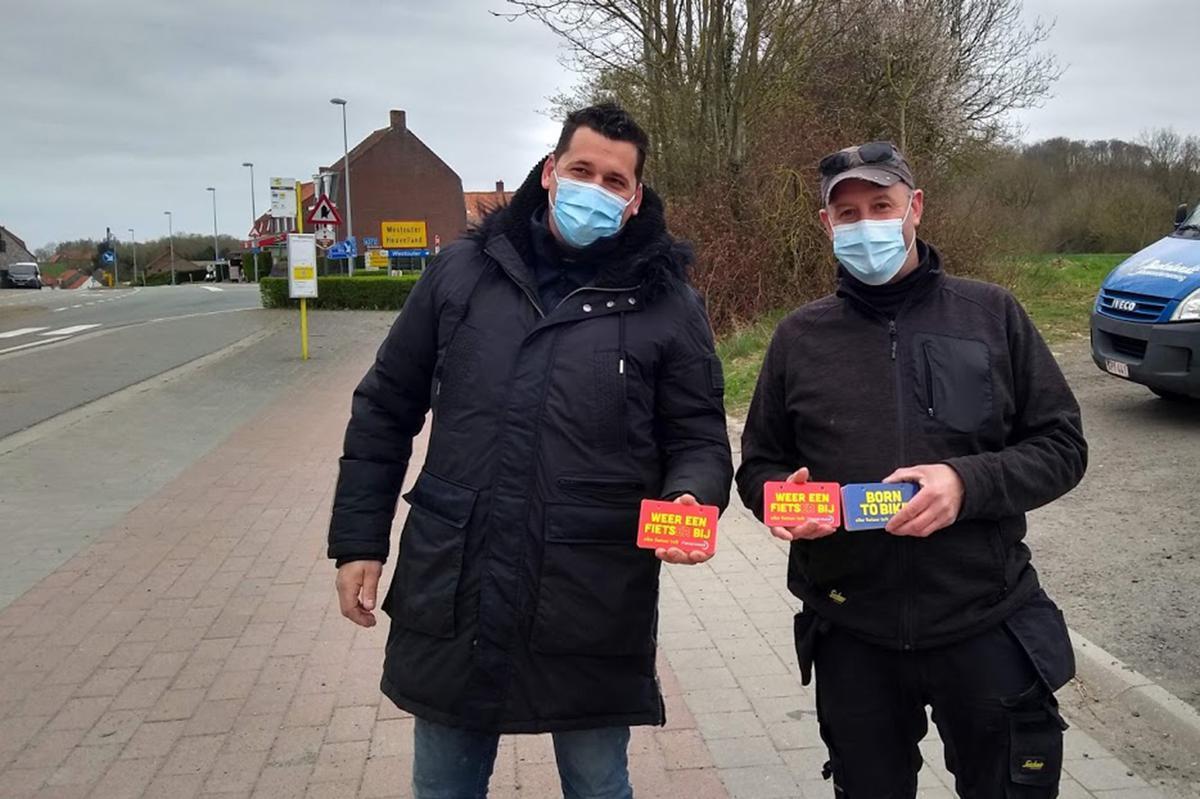 Schepen van Fiets Dirk Baekelandt, en Bert Desmet (Werkgroep Fiets) tijdens de actie op het fietspad Loker - De Klijte.© foto EF