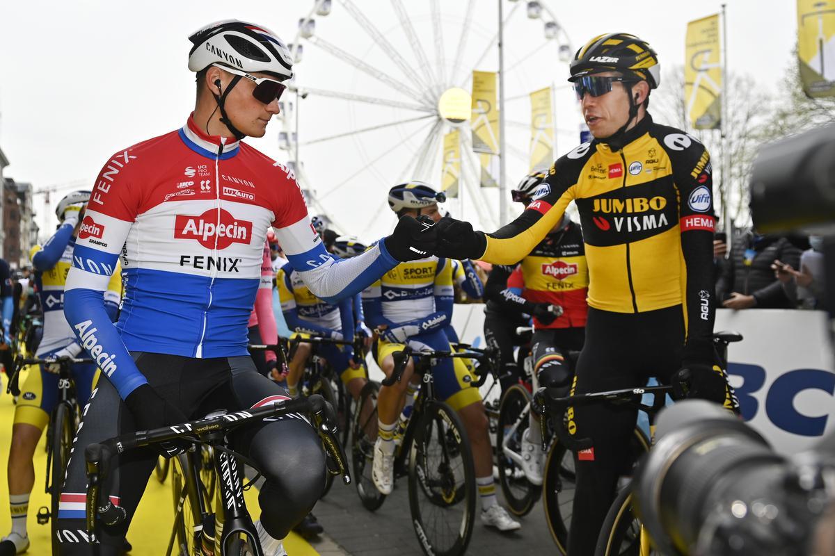Twee topfavorieten: Mathieu van der Poel (Alpecin-Fenix) en Wout Van Aert (Team Jumbo-Visma) aan de start van de start van de 105ste editie van de Ronde van Vlaanderen.©DIRK WAEM BELGA