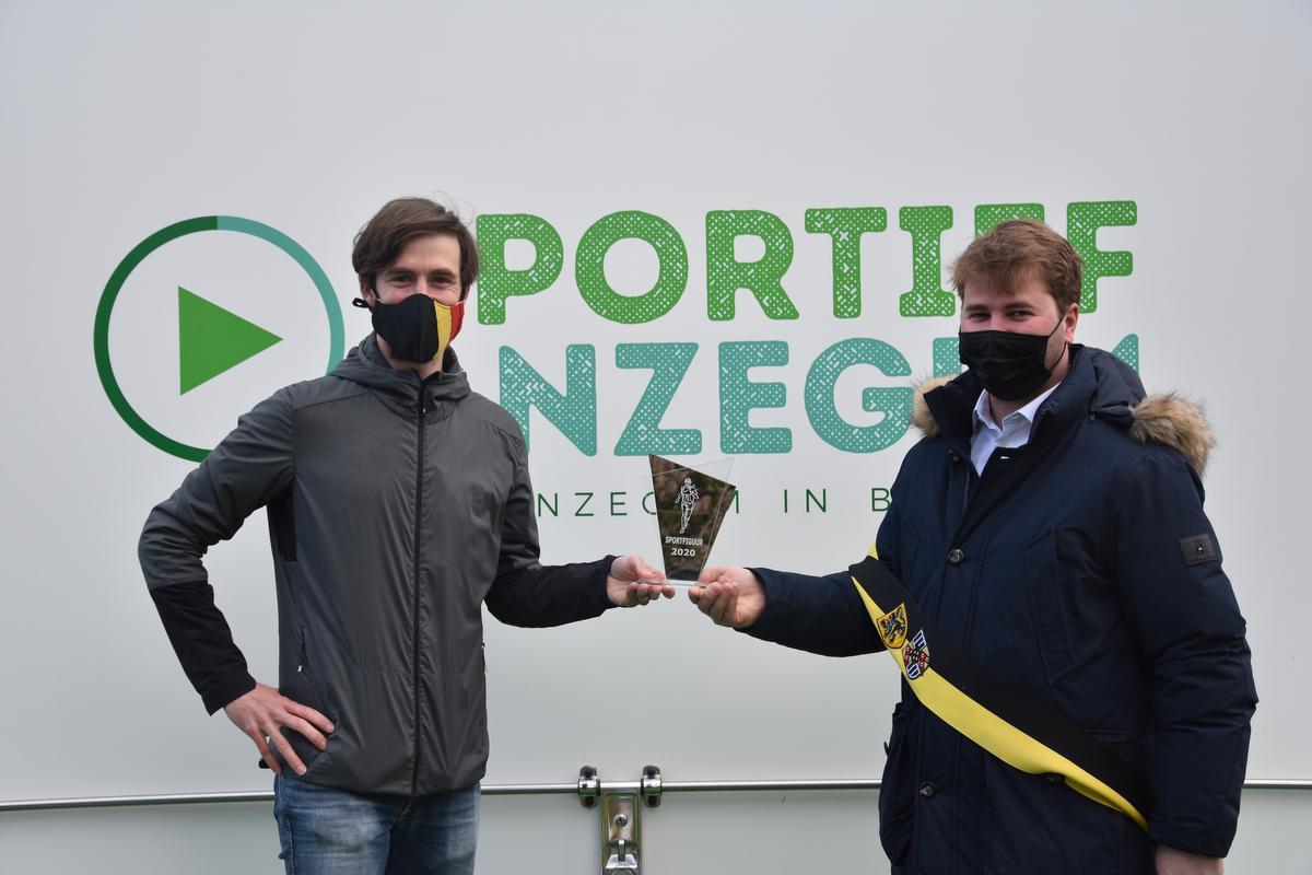 Sportlaureaat Karel Sabbe kreeg de trofee overhandigd door schepen van Sport Yannick Ducatteeuw. (foto GV)