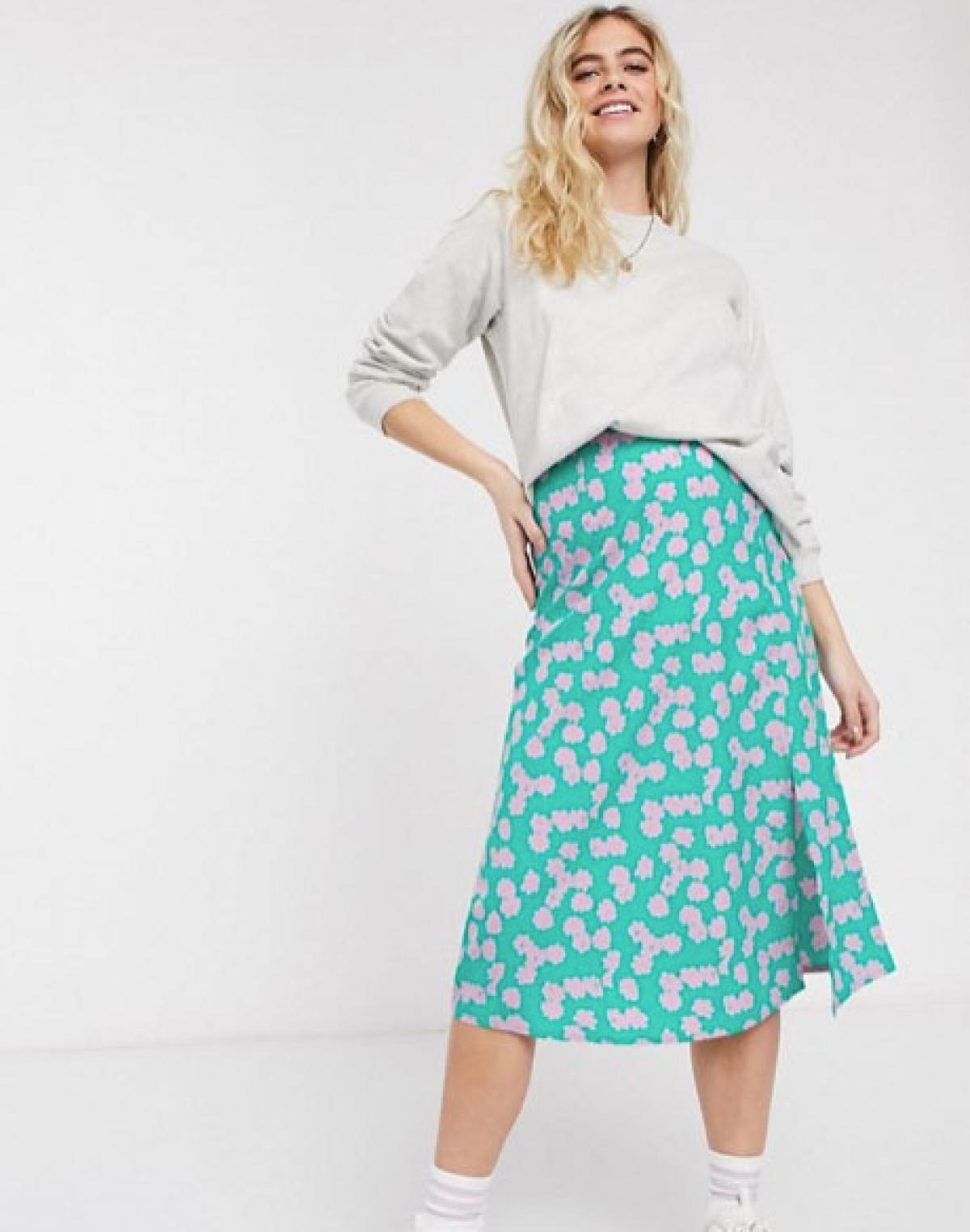 Groene midirok met roze bloemenprint en split
