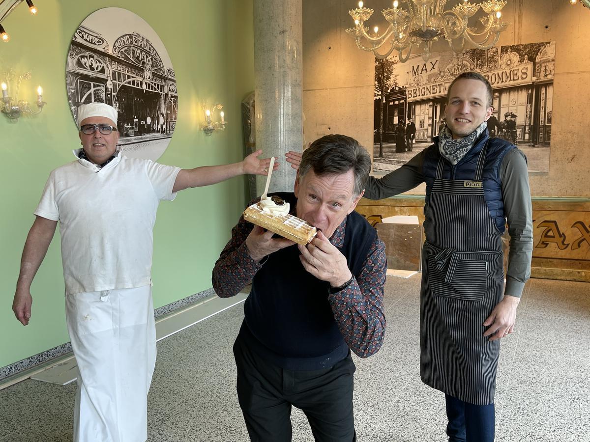 Koen Crucke was er als de kippen bij om de wafels van Yves en Bryan te proeven.© Jeffrey Roos