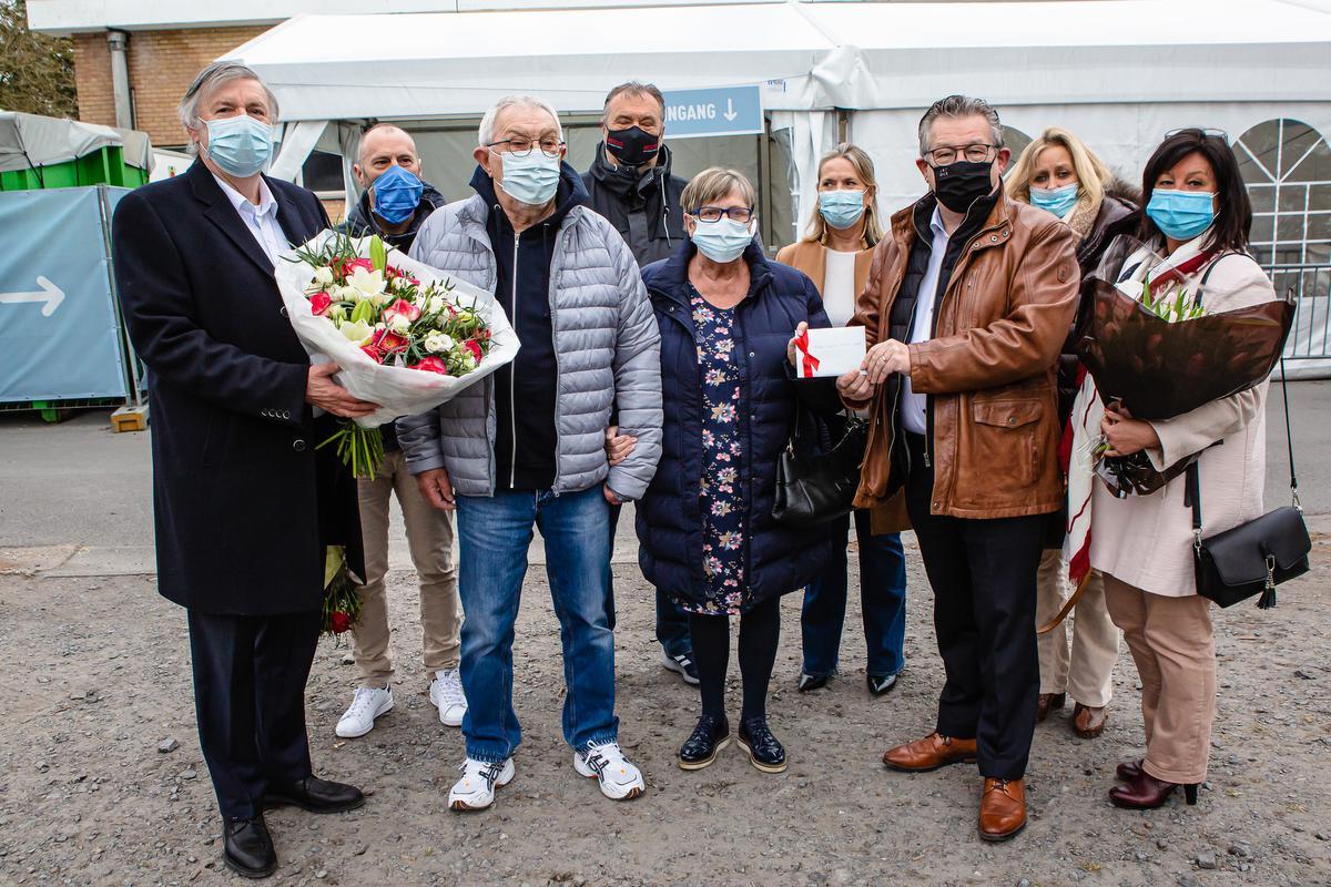 Yvan Hoppe en Odette Cherlet vierden donderdagochtend hun diamanten jubileum aan het vaccinatiecentrum.©Davy Coghe Davy Coghe