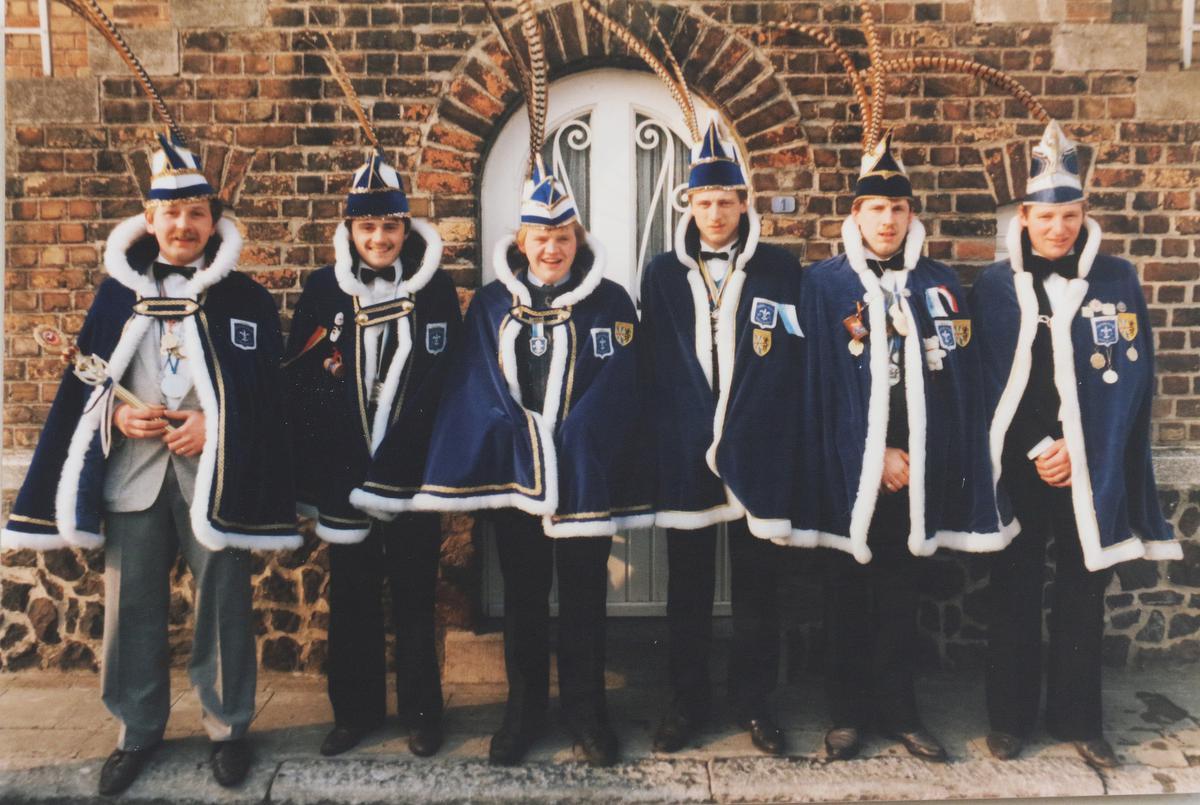 rechts prins Freddy Salembier in 1981,tweede van rechts Eddy Degroote in 1982,zijn broer Philip Degroote in 1983,Henk Bille in 1984,prins Mahieu in 1985 en Eric Flamand in 1986 en 1987. (foto EF)©Eric Flamand