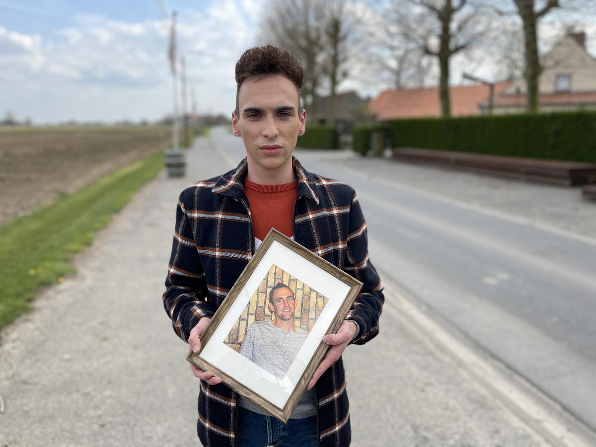 Arno Verhelst met een foto van zijn overleden broer Frederic: “Ik wil dat mijn broer spreekwoordelijk verder blijft leven.”© Thijs Pattyn