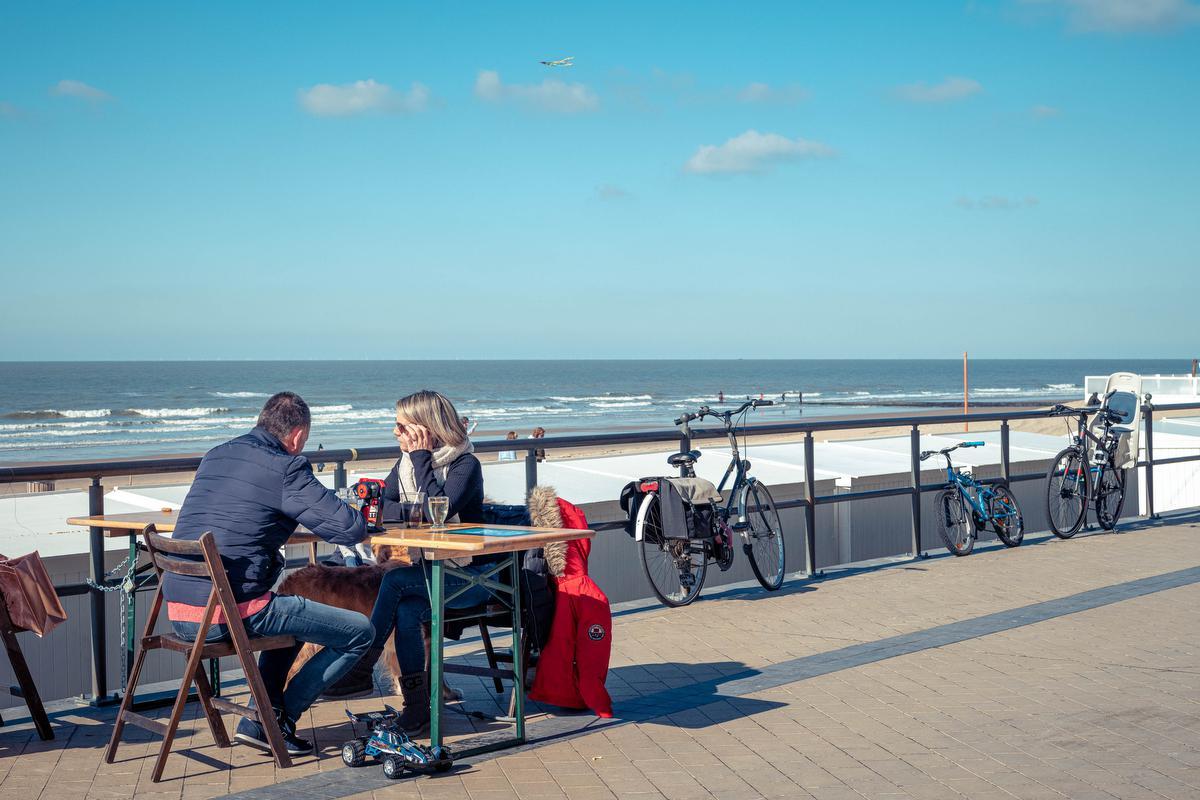 In Middelkerke liet burgemeester Jean-Marie Dedecker tafels en stoelen plaatsen als alternatiev voor de horecaterrassen. (foto LC)©LUC CASSIMAN